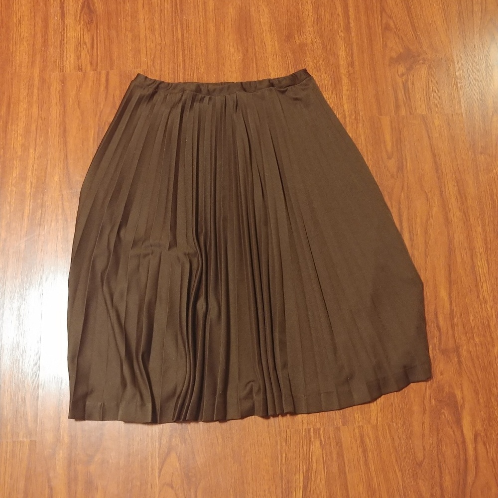 Brown pleated skirt